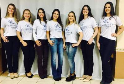 As candidatas com a camiseta oficial do concurso