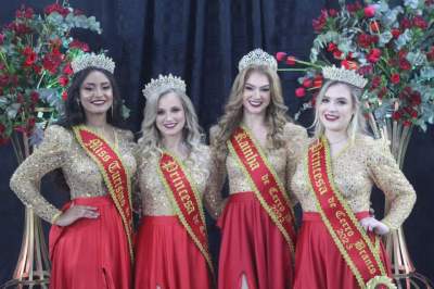 A Miss Turismo Isabel, ao lado da princesa Gabriela, rainha Lutieli e princesa Camille