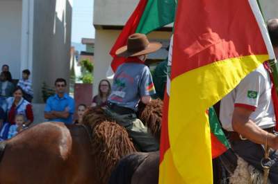 Desfile Cívico Farroupilha reúne centenas de pessoas em Novo Cabrais 