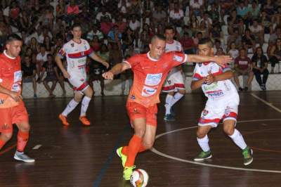 Mauricio Petry (com a bola) foi o nome do jogo ao marcar dois gols para o Maxxy