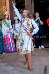 Emanuela com o traje típico em sua apresentaçãao iniciada com a dança da chula