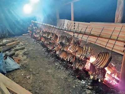 Cardápio à base de ovelha e costelão de gado 