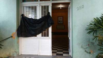 Luto: uma faixa preta foi colocada na porta de entrada da escola