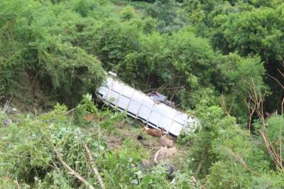 Caminhão cai em precipício na ERS-400 