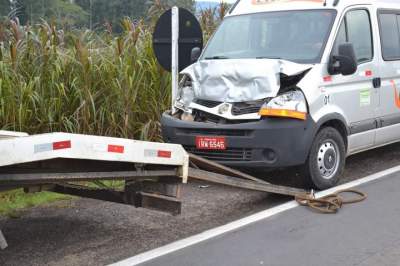 Com o impacto, veículo chegou atingir um caminhão 