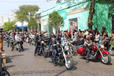 Grupo de motociclistas também homenageou o professor Dione