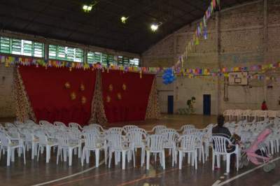 Palco para as apresentações artísticas no ginásio está pronto