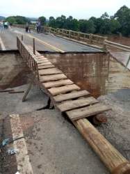 Ponte improvisada garante travessia sobre o Rio Pardo em Candelária