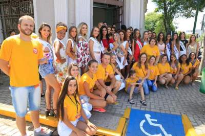 As candidatas com organizadores em frente a Casa de Cultura