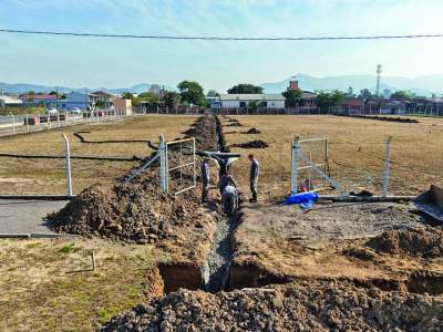 Obra de drenagem do gramado Darcy Martin avança