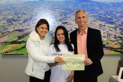 Prefeito Paulo e primeira-dama Gabriela Butzge com Eduarda