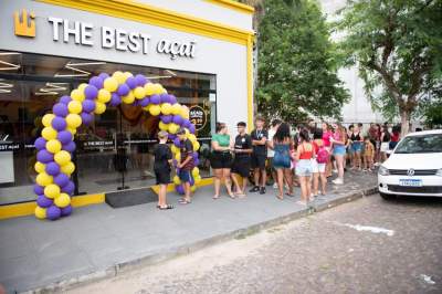 Na abertura, os 100 primeiros clientes foram contemplados com copos personalizados