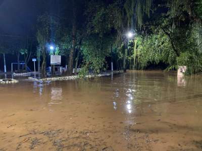 Cheia do Rio Pardo obriga famílias a deixarem residências no Bairro Costa Norte