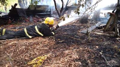 Chalé na rua Romeu Ari Ritzel é destruída por incêndio