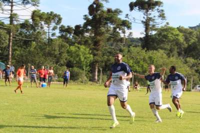 Diego comemora o gol que abriu a vitória sobre o Estrela nas equipes A