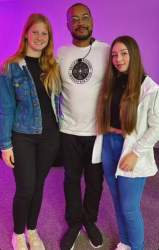 Diemily Borstmann e Erika Barboza com o modelo e professor de passarela André Araújo