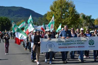 Centenas de pessoas protestam contra a reforma da Previdência