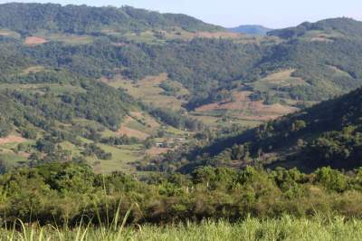 No percurso até a gruta é possível visualizar, do alto, a paisagem deslumbrante que cerca a região do Quilombo 