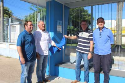 Prefeitura inaugura novas paradas de ônibus 