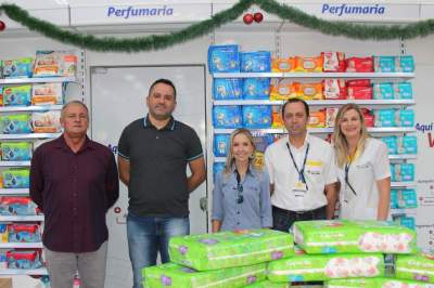 A equipe diretiva das Farmácias São João com o vice-prefeito Nestor Ellwanger