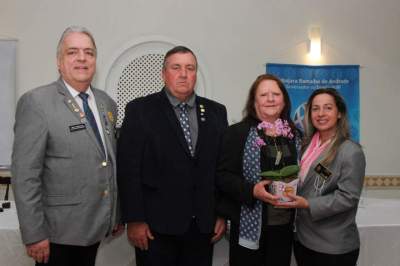 Em jantar de homenagens, o casal Nestor e Marlene Mahl com o Governador do distrito 4680 Tabajara e esposa Elaine