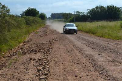 Após patrolamento, pedras soltas obrigam motoristas a circular pela contramão