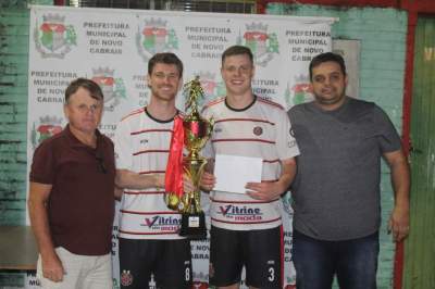 João e Vitor, do União, recebem o troféu de campeão 