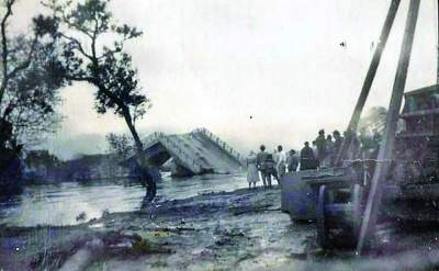 A ponte derrubada pela força da cheia do rio em outubro de 1953