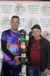 Cecé, capitão do Cerrito, recebeu o troféu de vice-campeão da livre 