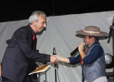 Thomas Machado também presenteou o prefeito com um livro
