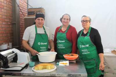 Delicias de mandioca são preparadas na hora. 