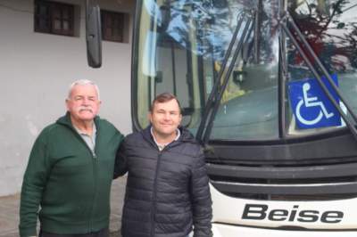 Pai e filho unidos dividem o amor pelos transportes