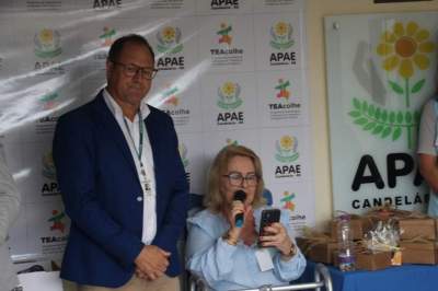  O coordenador adjunto da 13ª CRS, Edilson da Silva Telles, com a presidente da Apae de Candelária, Alvanira Porto da Silveira