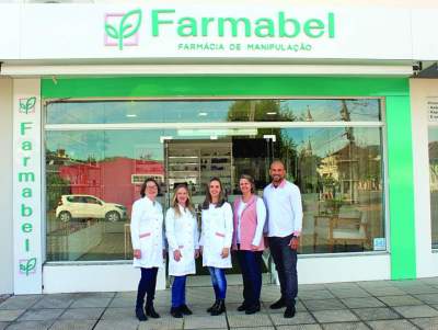A equipe Farmabel em frente ao novo endereço, na Av. Júlio de Castilhos, 968