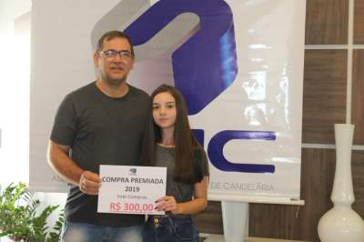 A entrega do prêmio para Erica Coimbra, que ganhou dois vale-compras de R$ 300,00