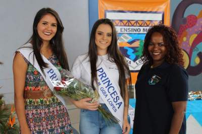 A entrega da faixa para uma das princesas