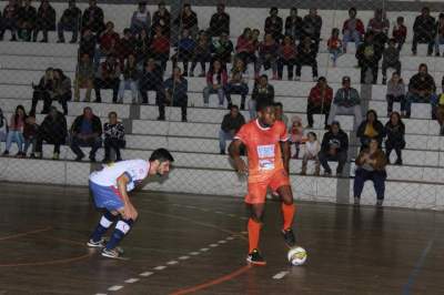 Depois do empate em 1 a 1 no primeiro tempo, partida terminou 4 a 2 para o time visitante
