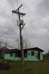 Poste está com a base comprometida e ameaça cair sobre casa na Vila Botucaraí