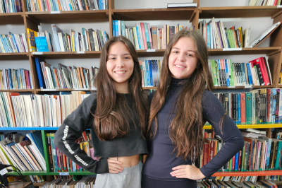 Jordana e Kauany: honra de representar a escola
