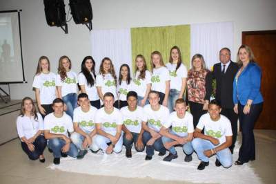 A turma de Candelária com a Secretária de Educação, Esther Spengler, o vice-prefeito Nestor  e a presidente da Câmara, Cristina Rohde