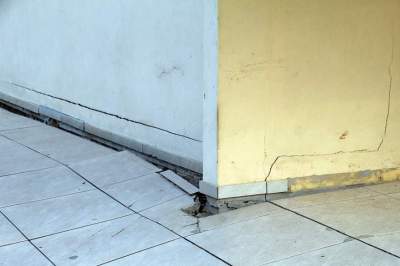 Rachaduras atingiram as duas casas e o prédio da agroindústria 