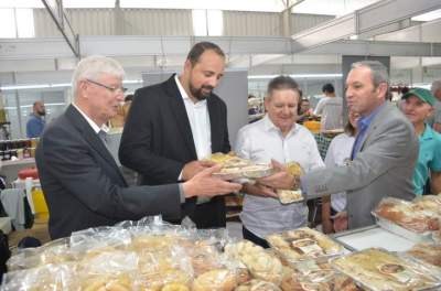 Autoridades visitam os estandes com os produtos produzidos pela agroindústria familiar 