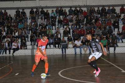 Juninho (com a bola) marcou um golaço para o Maxxy