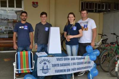 A equipe responsável pela votação em frente ao Supermercado Imec