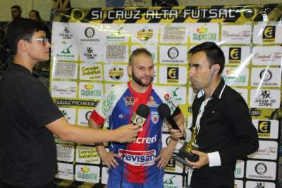 Equipe esportiva de Cruz Alta escolheu Piolho como destaque da partida, com direito a troféu
