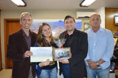 Secretária de Administração Estudantil Fernanda Cristina Lima (Escola Percílio), ao lado do secretário Dionatan Tavares e do prefeito e vice  
