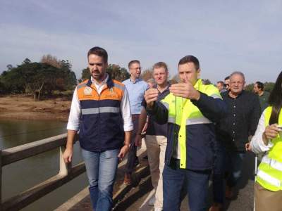 Governador Eduardo Leite visita Candelária e verifica danos causados por enchentes