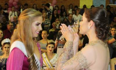 Emocionada, Diovana passou a coroa para a nova Rainha 