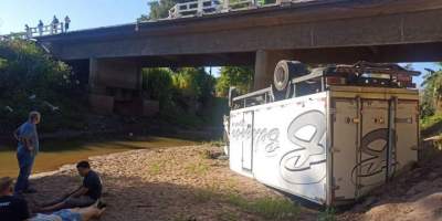 Caminhão sai da pista na ponte sobre o Arroio Plumbs