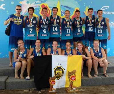 Equipes masculina e feminina do Flyboys com os troféus obtidos em Torres